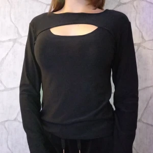 Jätte fin svart tröja, med lite öppen bröstkorgen, skulle nog säga storlek S på den eller XS  - Tröjan är lite tight och kan vara lite genomsnittligt men de synss inte så mycket 