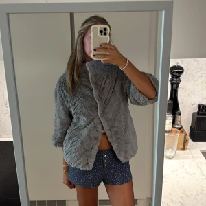 Kortärmad jacka - Så najs trekvartsärmad jacka som man kan ha åt två håll!: Foder eller pälsjacka🥰 Så snygg grå färg, står inget märke i! Skulle säga storlek S men passar mindre/större beroende på hur den ska sitta!