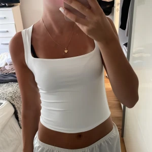 Vit fest topp - Såå snygg men kommer tyvärr inte till användning💫 Knappt använd 