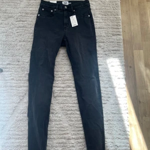 Jeans  - Svarta jeans helt oanvända med prislapp kvar 