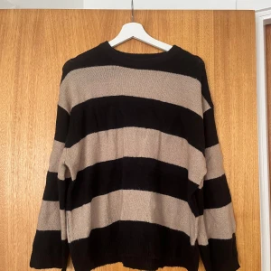 Stickad tröja  - Stickad tröja använd 2 gånger