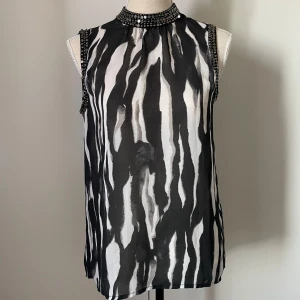 Mönstrad blus - Unik mönstrad blus med strass längs halsen! 🖤Storlek S, använd 2-3 gånger