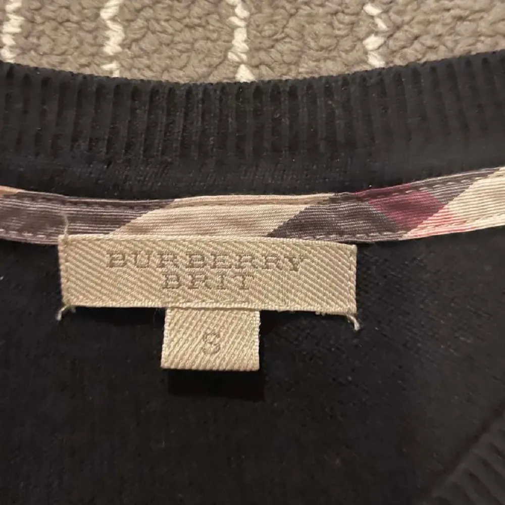 En långärmad tröja från märket burberry använd fåtal gånger inget slitage äkta och går att kontrollera tagsen släpper för rimligt pris. Inget orginal storlek small och sitter något stort men ganska true to size bara att fråga mig vid eventuella foton. Tröjor & Koftor.