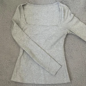 Grå tröja - Så söt grå tröja som sitter super fint, i storlek S! 🩶