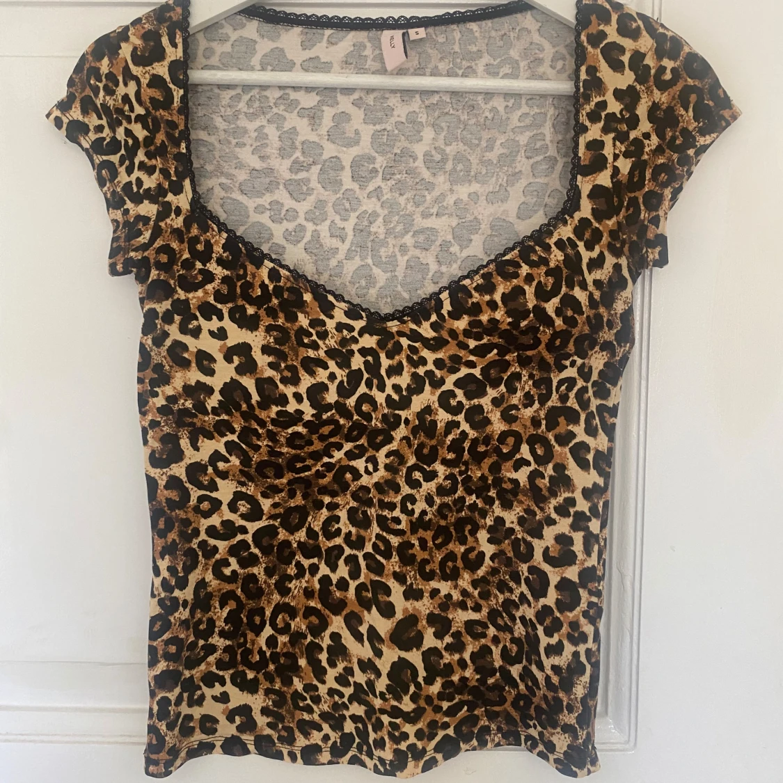 Leopardmönstrad topp från Nelly