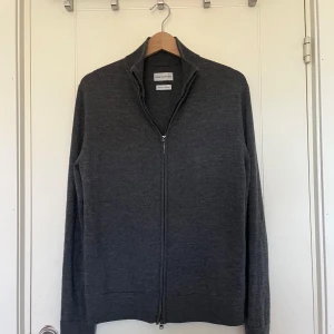 Zip tröja - Hej Säljer denna tröjan ifrån These Glory Days, köpt för 1200kr. Den är i väldigt bra skick utan några som helst defekter!