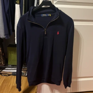 ralph lauren half zip - Säljer denna ralph lauren half zip i nyskick som är i storlek S, skriv vid funderingar 