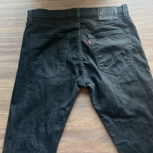 Levis 512 - Feta hel svarta levis i storlek 32 32, model 512. Dem är lite mindre i storlekn så skule tro den kmr passa typ W31 L31 eller 32. Köp nu så fraktar jag nu.