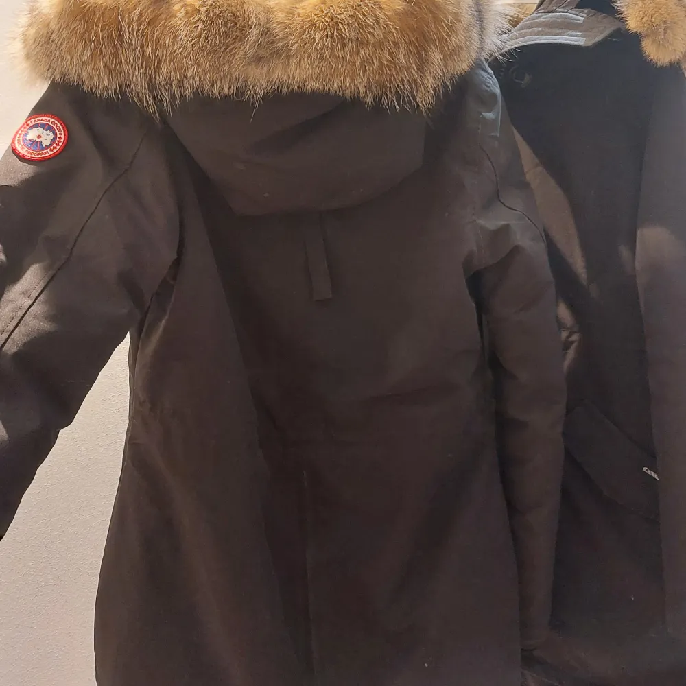 Säljer dessa 2 oanvända Canada Goose jackor i storlek M passar även S, äkta päls på båda modellen håller på att utgå, kvitto bevis följer med, nypris 19 519 kr, säljer för 16 999, pris  kan alltid disskuteras🫶🏼. Jackor.