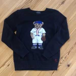 Polo Ralph Lauren bear tröja  - Sååå söt tröja från Ralph Lauren! Jättegullig björn, behöver ett nytt och kärleksfullt hem 🥰💕 Storlek XL i pojkar vilket jag tycker motsvarar M för damer. Inget att anmärka på vad gäller skick!