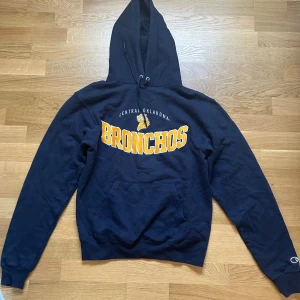 Hoodie marinblå  - Fin och bekväm hoodie i bra skick. 