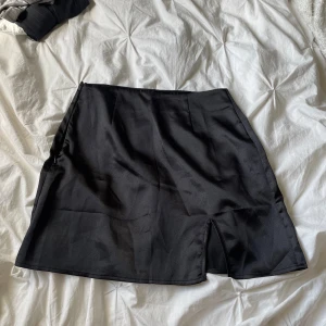 Mini satinkjol - Söt mini satin kjol från shein storlek S