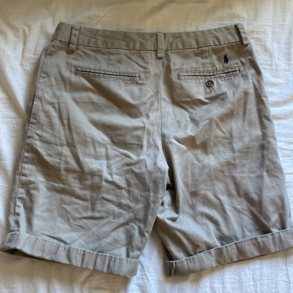 Beiga Ralph lauren shorts i storlek 18. Säljer då de är för små. Skriv vid frågor/intresse.. Shorts.