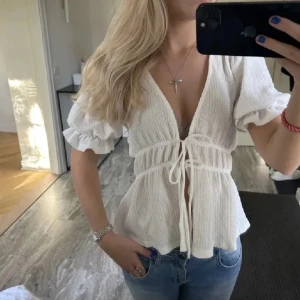 Gina Tricot  - Säljer den här jättefina blusen ifrån Gina Tricot 💓 Den är använd väldigt få gånger så den är i väldigt bra skick 😊 Skriv privat för fler bilder, och bilden är lånad 💗