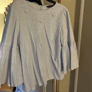 Söt topp!😍 - Otroligt söt topp ifrån Zara!!😍Ljusblå med vita pärl/stenar på. Säljer då den är lite för liten på mig. Blir mindre skrynklig om man stryker den🥰