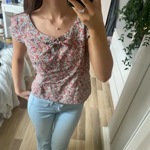Blus  - Blommig blus, köpt secondhand❤️