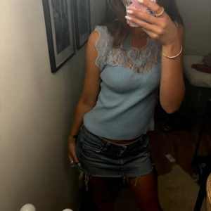 Topp/linne - Jätte snygg topp i ljusblått. Har ett litet hål i spetsen, syns dock inte på. 🩵