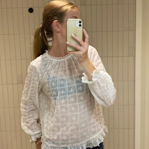 Vit blus - Vit långärmad lite genomskinlig blus i helt nytt skick. Strl 36💕
