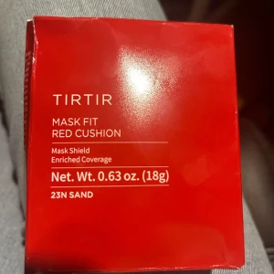 Tirtir foundation - ‼️Priset kan diskuteras‼️  Tirtir foundation i shade 23N Sand. Bra skick, endast använd en gång. Puffen är tvättat.