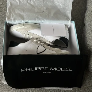 Phillipe Model  - Har ett par Phillipe model prsx low white black som jag nu vill sälja i storlek 43✅. Helt nya, Aldrig använda eller provade på.💯Väldigt trendiga skor som passar perfekt nu till skolstarten, hör av er vid minsta lilla fråga🛎️🛎️. Dustbag och box ingår. 