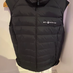 Sail racing väst - Väldigt fin sail racing väst i nyskick. Kedjan kan krångla ibland men inget som syns på och sällan händer. Tveka inte att höra av er vid funderingar.