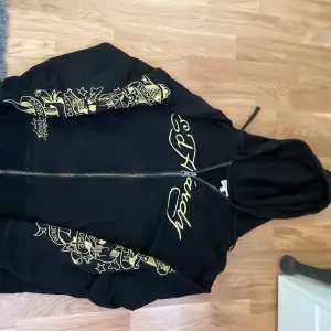 Säljer min shtekiga Ed Hardy Blackline zipup 🔥🔥Den är svart med broderade guld detaljer. Sitter asnice på mig och de allra flesta. Köpte den ny i december för typ 1500. Skriv me frågor