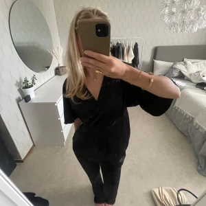 Omlott satin nlus - Blus i satin som är omlott! 