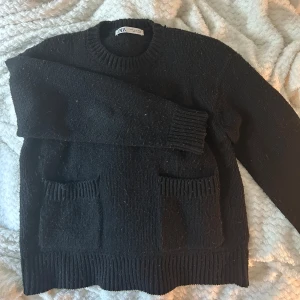 Stickad tröja med fickor - Väldigt fin och skön, tyvärr nopprig men går säkert bort med noppermaskin