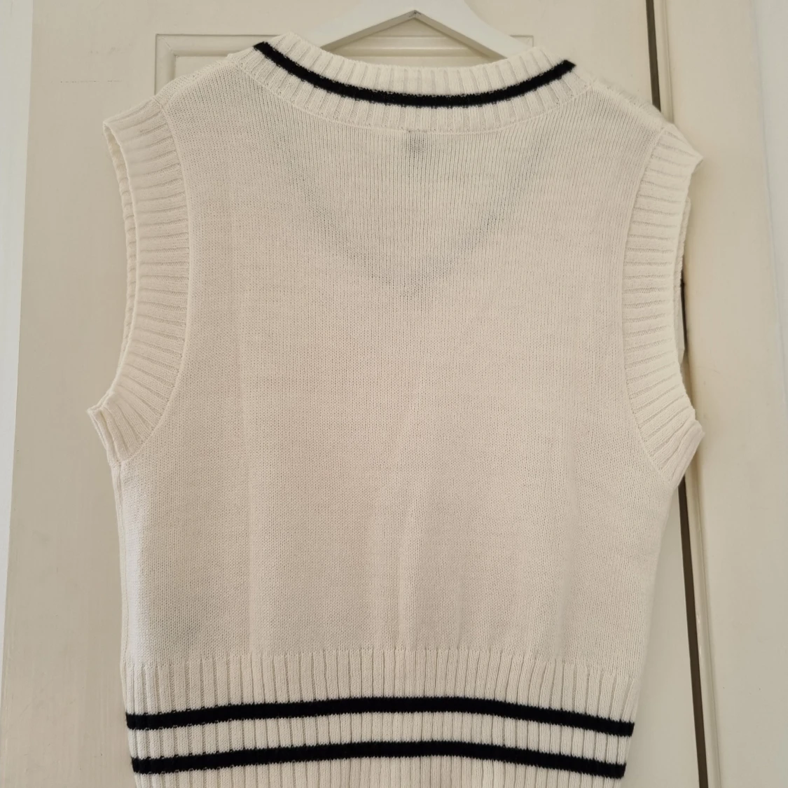 Vit stickad väst med svarta ränder - 90