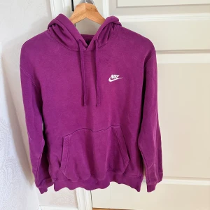 Nike hoodie  - En lila nikehoodie i storlek s. Priset kan diskuteras. 