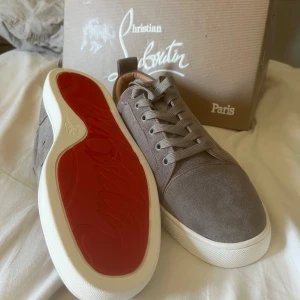 Louboutin sneakers - Storlek 44 men passar 43, skick: helt nya, skriv till mig vid frågor eller för fler bilder Mvh
