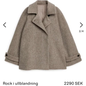 Arket jacka - Säljer min jättefina slutsålda arket kappa, använd endast  2 gånger så är i helt nyskick!🤗nypris 2300kr säljer för 1900 ( lånade bilder)