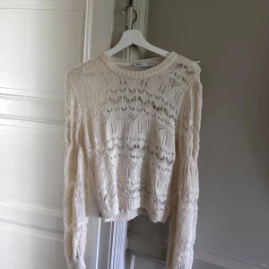 Tröja från Zara - En tunn tröja från Zara, färgen är benvit✨