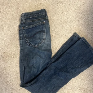 Lee Low waist jeans - Säljer ett par lee jeans som är lowwaist och bootcut, använt några gånger men är för små nu💗