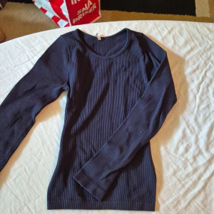 Mörkblå ribbad tröja från KIDS ONLY - Säljer en mörkblå ribbad tröja från KIDS ONLY. Tröjan är långärmad och har en rund halsringning. Perfekt för höst och vinter då den är både stilren och bekväm. Passar bra till både vardag och fest. Tröjan är i bra skick och redo för en ny ägare!
