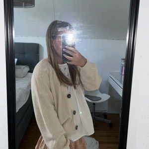 Jättefin beige kofta från Lindex oanvänd🧡 ganska stor i storleken! - Aldrig använd! Bra skick!