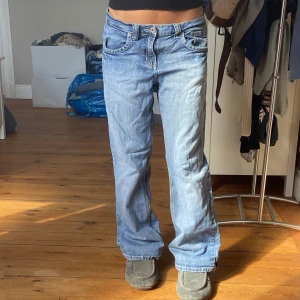 Jeans - Rakt över midjan: 41 Innerben: 74