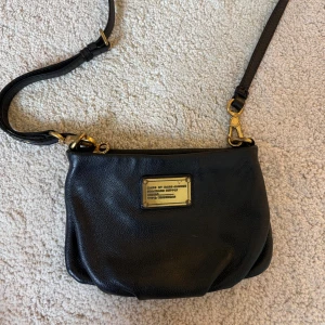 Marc Jacobs väska💞 - Intresskoll på min Marc Jacobs väska i svart💘 Köptes ny för ett tag sen men har rostat lite vid kedjan🥰🥰