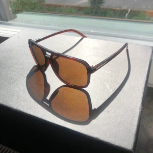 Solglasögon herr - Säljer dessa feta brillor perfekt till sommaren för billigt pris. Inga defekter, box ingor.