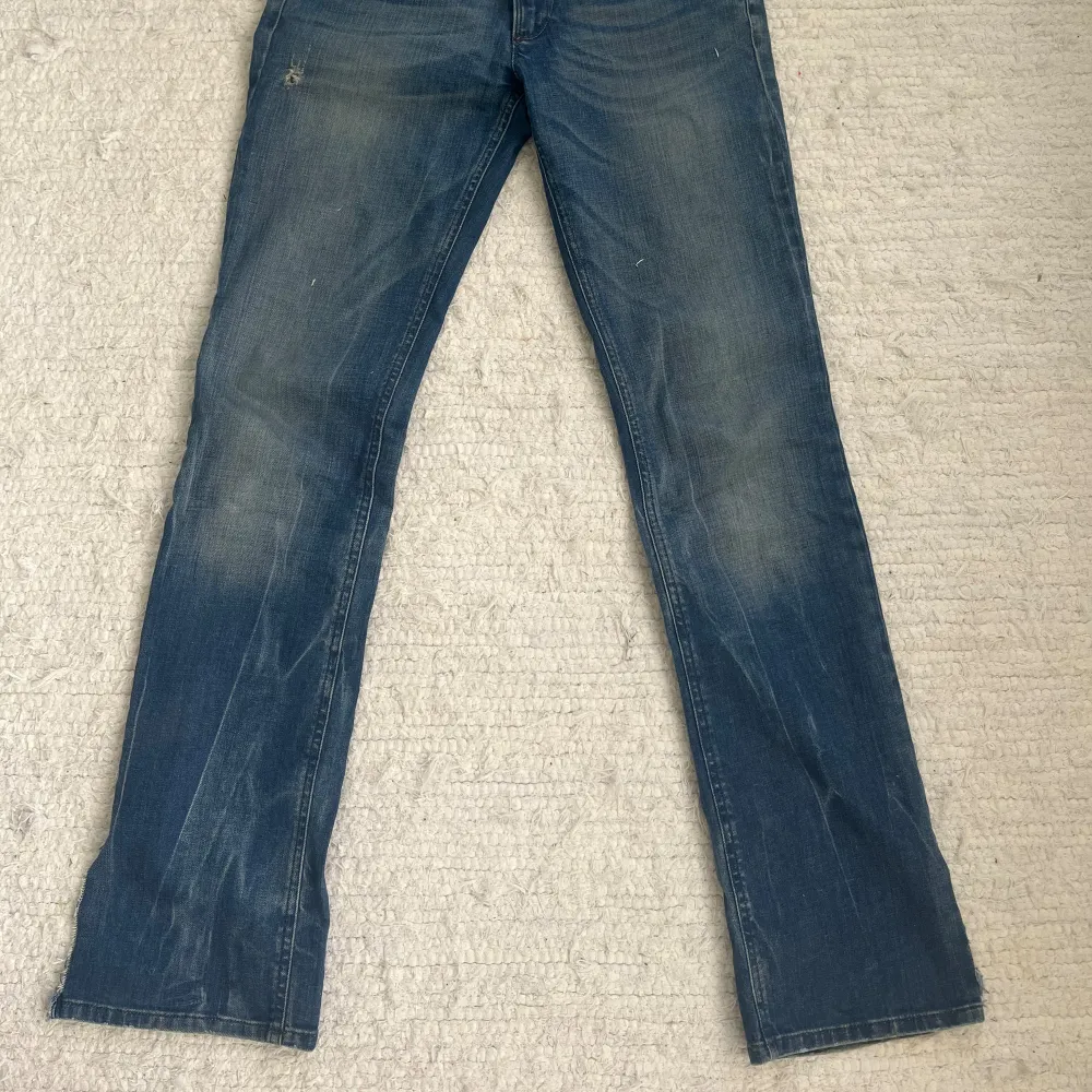 snygga diesel jeans💞 midja: 78 cm + stretch, köpte på Sellpy för 550 kr💞 low waist, lätt utsvängda, slitsen längst ner klippte jag för att lättare kunna ha skor då de va för långa när jag köpte dem! Innerbenslängd: 81 cm. Jeans & Byxor.