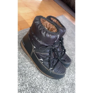 Moonboots - Heej! Jag säljer mina moonboots som är i storlek 37. Dom är väldigt sparsamt använda eftersom dom tyvärr var för små. Kan även tänka mig att byta dom mot ett par likadana i storlek 38💕🌸 köparen betalar frakt