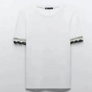 Zara topp - Säljer denna topp fast med mönstret på bild 2,3. I nyskick och nästan helt oanvänd.💕 I stolek S men passar xs, xss🩷Pris kan diskuteras vi snabb affär 