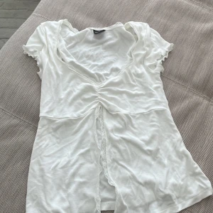 fest topp - snygg topp frn gina använd en gång och sen tyvärr inte kommit till mycket användning, super skönt material och som ny. 