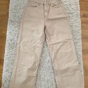 Beige jeans - Jättefina beigea jeans i bra skick! Från shein, men jag köpte dem på plick och har inte använt de särskilt många gånger☺️ ganska högmidjade och upptäckte nu att knappen sitter lite löst men inget som märks
