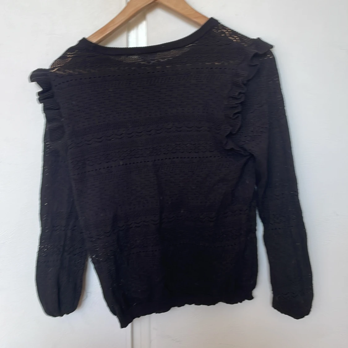 Svart långärmad tröja med mönster. Från Ullared i storlek S. - 91