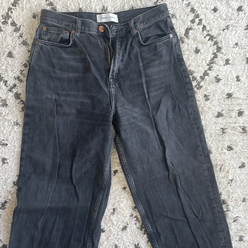 Säljer ett par svarta jeans från Samsøe Samsøe i storlek 28/32. De är i bra skick och har en klassisk femficksdesign med knapp och dragkedja framtill. Perfekta för både vardag och fest!. Jeans & Byxor.