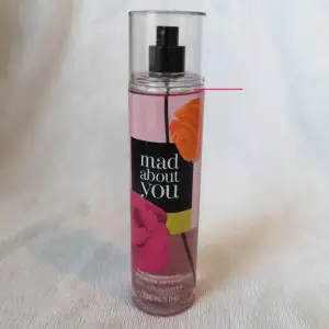 Säljer en Mad About You body mist från Bath & Body Works, köpt utomlands.Den rymmer 236 ml. Röda strecket visar hur mycket det finns kvar. ***Köpare står för frakt