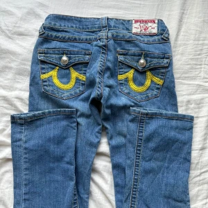 lågmidjade bootcut true religion jeans - kopte dessa i usa forra sommaren! kom privat om du har frägor:) mått kan skickas