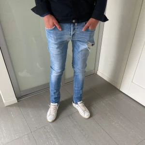 Dondup Jeans  - Säljer nu dessa snygga dondup jeans i storlek 31 i en ljusblåa färg som passar till allt och går att använda året runt,  med snygga slitningar som är design. Skriv för fler bilder/frågor🙌🏼