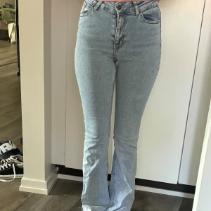 Ljusblåa midwaist flarejeans  - Ett par ljusblåa flarejeans som är nästan helt oanvända. Allt är i bra skick. Priset kan alltid diskuteras 💕